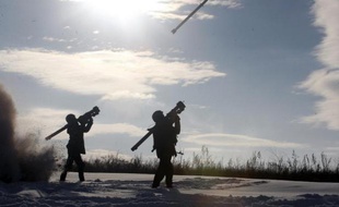 Des soldats ukrainiens tirent des missiles sol-air près de Lugansk, en Ukraine, le 1er décembre 2014