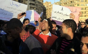 Des centaines de manifestants hostiles au pouvoir militaire ont commencé à se rassembler vendredi place Tahrir au Caire pour réclamer des poursuites judiciaires contre les responsables des récentes violences qui ont fait 17 morts dans la capita