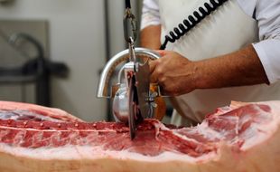 Un boucher dans un abattoir (image d'illustration).