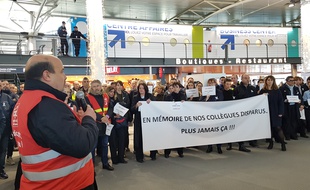 Une centaine de salariés d'Air France s'est réuni à l'appel de la CGT suite au suicide de trois salariés