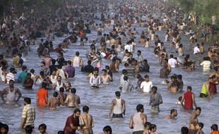 Des centaines de Pakistanais se rafraîchissent dans les eaux d'un canal à Lahore, le 20 juin 2010.