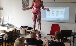 Debby Heerkens, une enseignante néerlandaise, est devenue l'héroïne de ses élèves et des réseaux sociaux en se mettant en scène pour dispenser, ce 5 octobre 2015, son cours d'anatomie.