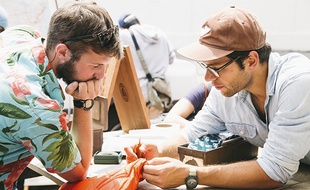 De plus en plus d'ateliers vous apprennent à réparer objets et vêtements.