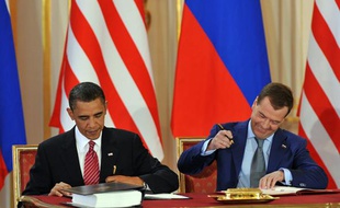 Les présidents américain, Barack Obama, et russe, Dmitri Medvedev , signent le nouveau traîté Start, à Prague, le 8 avril 2010.