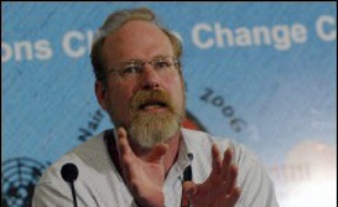 Steve Sawyer, porte-parole de Greenpeace, interrogé en marge de la 12e conférence internationale sur le climat à Nairobi.