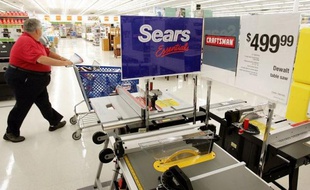 La chaîne de distribution américaine en difficulté Sears a annoncé lundi soir la démission de son directeur général, Louis D'Ambrosio, invoquant notamment des raisons de santé, dans un communiqué.