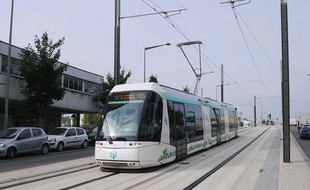Un exemple de tramway sur pneus: Le T5, en région parisienne