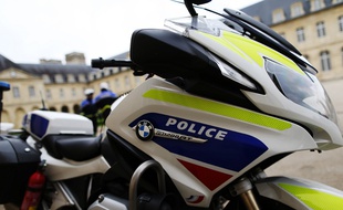 Une moto de police photographiée à Caen.