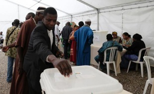 "J'arrête, je ne vote plus, j'en ai marre", s'énerve Moussa. Deux semaines après un premier scrutin chaotique et malgré quelques améliorations, la confusion régnait toujours dimanche devant le consulat général du Mali en France, pour le second tour de la présidentielle malienne