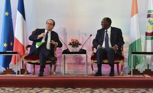 François Hollande aux côtés du président ivoirien Alassane Ouattara le 17 juillet 2014 à Abidjan lors d'une visite à dominante économique