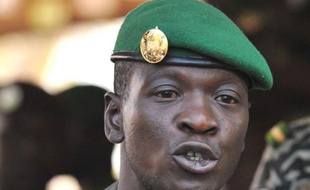 Le capitaine Amadou Sanogo, chef de la junte malienne, a appelé les Occidentaux à intervenir militairement dans le nord du Mali, contre les groupes islamistes armés, dans un entretien publié jeudi dans les quotidiens français Libération et le Monde.