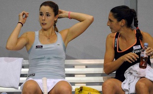 Les joueuses françaises, Alizé Cornet (à g.) et Virginie Razzano, lors d'un match en double, le 10 février 2011.