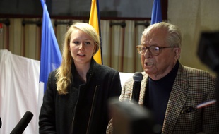 Marion Maréchal-Le Pen et Jean-Marie Le Pen, le 29 mars 2015 à Carpentras.