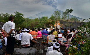 Des Balinais hindous prient pour empêcher l'éruption du volcan lors d'une cérémonie, le 26 novembre 2017.