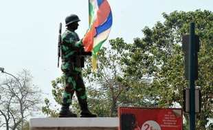 Les rebelles ont renforcé leur emprise samedi sur le territoire centrafricain, obligeant les forces régulières du président François Bozizé et leurs alliés à se replier à Damara, dernier verrou stratégique sur la route de la capitale Bangui où a été instauré un couvre-feu.
