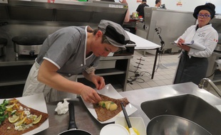 Le jury en cuisine veille à la technicité de la réalisation ainsi qu'un respect du timing.