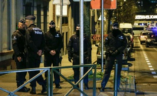 Des policiers belges mènent des perquisitions en lien avec les attaques du 13 novembre à Paris, le 30 décembre 2015 à Molenbeek
