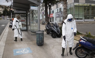 Désinfection devant l'hôpital Pasteur à Nice