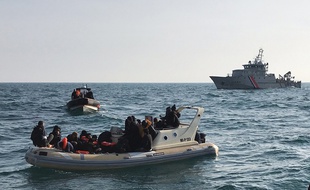 Des sauveteurs britanniques aident 20 migrants qui tentaient de traverser la Manche, en février 2019.