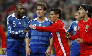 L'attaquant de l'équipe de France, Steve Savidan, (deuxième à gauche), los de France - Uruguay en amical au Stade de France, le 19 novembre 2008.