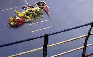 Des bouquets de fleurs en hommage à Alexis Vastine, déposés sur un ring de boxe à l'Insep, le 10 mars 2015 à Vincennes