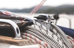 L’hélice de leur bateau se coince dans un filet, ils passent la nuit en mer