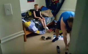 Mike Martin détruit la console de fils avec un marteau...
