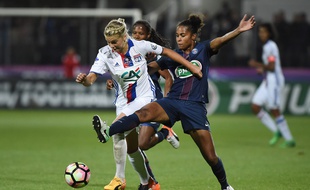 A l'image de ce duel accroché entre la Lyonnaise Ada Hegerberg et la Parisienne Laura Georges, les duels ont été très accrochés le 20 mai en finale de Coupe de France. JEAN-SEBASTIEN EVRARD
