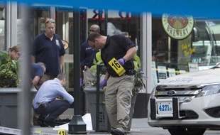 Des policiers sur la scène d'une fusillade intervenue à New York le 24 août 2012.