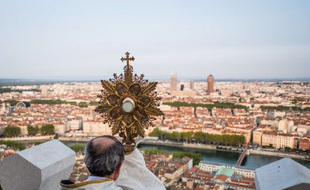 Chaque 8 septembre, les autorités religieuses bénissent la ville de Lyon de Fourvière, perpétuant ainsi la tradition du voeu des échevins datan de 1643.