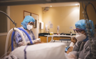 Une infirmière et une aide-soignante au chevet d'un malade du Covid-19 en novembre 2020 à l'hôpital de Grasse.