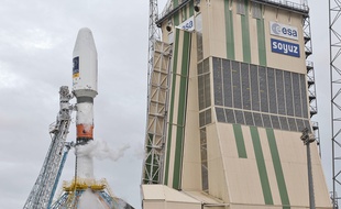 Le lanceur Soyouz VS011 sur son pas de tir avant son lancement depuis le centre spatial guyanais.