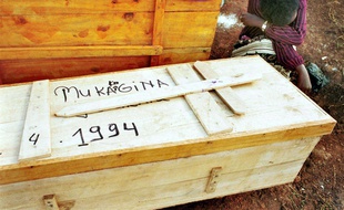 Des restes humains trouvés une fosse commune à Kigali après le génocide rwandais.