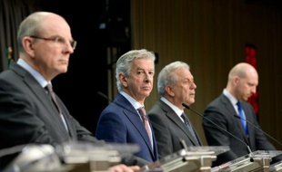 A partir de la gauche, le ministre néerlandais de l'Intérieur, Ronald Plasterk, le ministre belge de la Justice, Koen Geens et le commissaire européen aux questions migratoires, Dimitris Avramopoulos, le 24 mars 2016 à Bruxelles