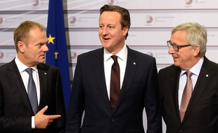 Le premier ministre David Cameron avec le president de la Commission européenne Jean-Claude Juncker et le president du Conseil européen Donald Tusk le 22 mai 2015.