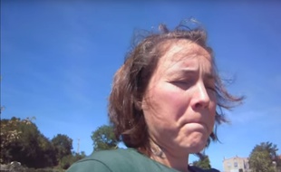 Louise expliquant sur sa chaîne YouTube les vertus de l'urine.