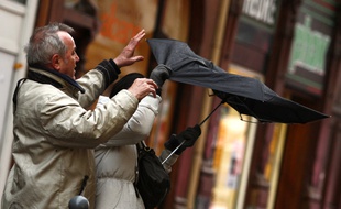 Lille, le 5 janvier 2012. De fortes rafales de vent on fait s'envoler les parapluies a Lille.
