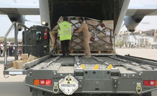 Des employés déchargent de l'aide d'urgence arrivée du Qatar, à l'aéroport d'Aden le 1er août 2015