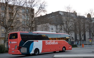 Un car de l'opérateur Blablabus.