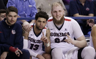 Killian Tillie (à gauche) et deux de ses coéquipiers de Gonzaga, en février dernier.
