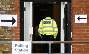 Un agent de police dans un bureau de vote à l'est de Londres, le 8 juin 2017.