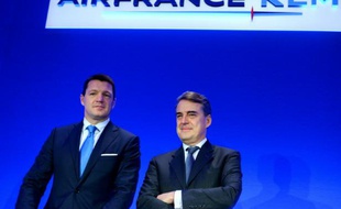 Le président de KLM Pieter Elbers (g) et le PDG du groupe Air France-KLM Alexandre de Juniac à Paris le 18 février 2016