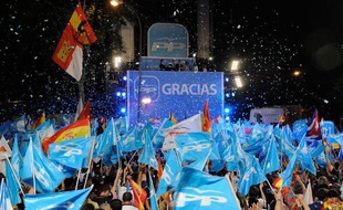 Des partisans du Parti Populaire espagnol fêtent leur victoire aux élections municipales, le 22 mai 2011, à Madrid.