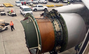 Le vol United 1175 a dû se poser d'urgence à Honolulu, le 13 février 2018 après avoir perdu un capot moteur.
