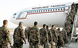 Des soldats français embarquent à Kaboul pour quitter l'Afghanistan.