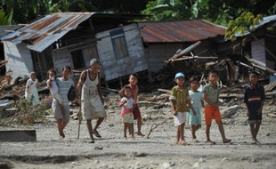 Des villageois près de leurs maisons détruites par un tsunami, sur les îles Metawai, à l'ouest de Sumatra, en Indonésie, le 31 octobre 2010