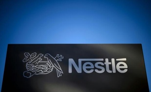 Logo de Nestlé devant le centre de recherche du groupe à Vers-chez-les-Blanc, près de Lausanne, le 9 octobre 2014