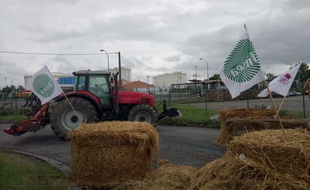 Des agriculteurs de la FNSEA et des JA bloquent le dépôt de carburant de Lespinasse, près de Toulouse.