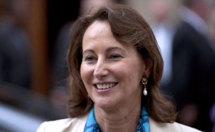 Ségolène Royal, présidente PS de la région Poitou-Charentes, a confirmé samedi à La Rochelle sa candidature à la présidence de l'Assemblée nationale, estimant que ce n'est "pas un handicap vis-à-vis des électeurs" de la 1ère circonscription de la Charente-Maritime dans laquelle elle se présente.
