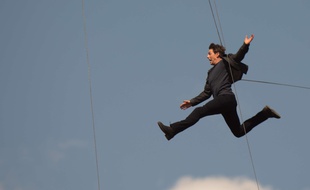 Tom cruise leaps from the roof of one building to another for the filming of mission impossible.
Featuring: tom cruise
Where: London, United Kingdom
When: 13 Aug 2017
Credit: WENN.com/Tom_Cruise_filming_stunts_for_Mission_Impossible_130817_01.wenn32111756/1708131608